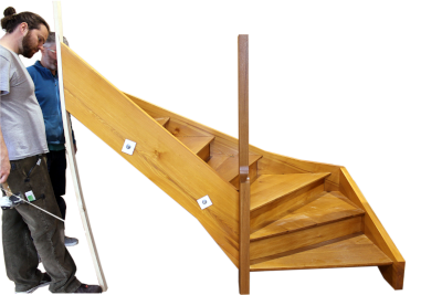 ersetzter Treppenabschnitt Eiche, patiniert, lackiert gradläufiges Teilstück aus bestehender Treppe herausgetrennt, die Treppe angehoben und ein viertelgewendeltes Teilstück wieder eingesetzt Treppenumbau