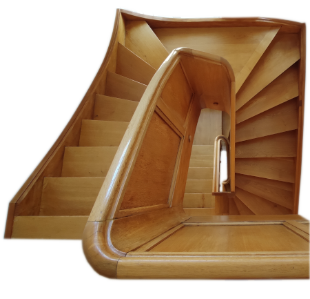 ersetzter Treppenabschnitt Eiche, patiniert, lackiert gradläufiges Teilstück aus bestehender Treppe herausgetrennt, die Treppe angehoben und ein viertelgewendeltes Teilstück wieder eingesetzt Treppenumbau